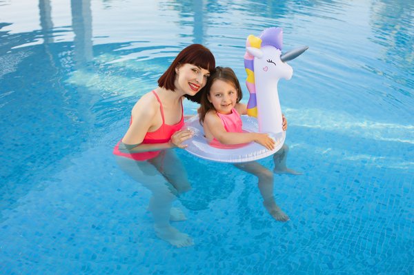 Découvrez la magie des bouées licornes pour votre été idéal !